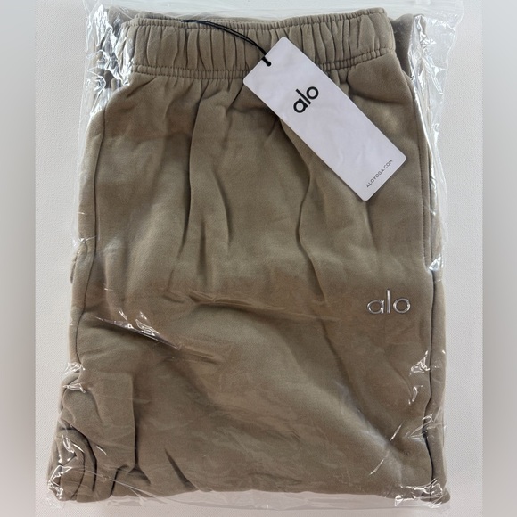 ALO Yoga Accolade Unisex Sweatpants. Color Bone Size - Picture 2 of 4